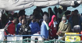 Copertina di Naufragio Lampedusa, recuperati corpi senza vita di 5 donne. “Almeno 20 persone disperse”