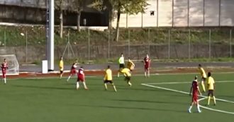 Calcio Maratea-Latronico, l’attaccante sbaglia il gol più facile del mondo. Il telecronista senza parole: “Non ci credo…”