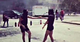 Copertina di Cile, il ballo dei due manifestanti circondati dai fumogeni delle proteste. Il video diventa virale