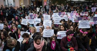 Copertina di Violenza sulle donne, a Roma le manifestanti ‘si sono tenute strette’. Perché nessuna sia più un bersaglio
