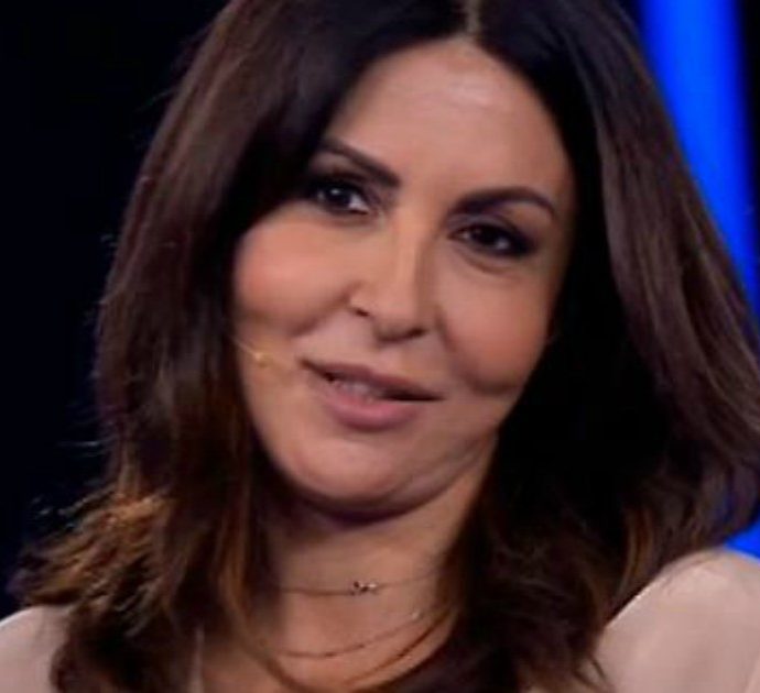 Sabrina Ferilli torna in Italia in tempo per i funerali di Maurizio Costanzo. Sui social: “Più persone come lei”, “Che amicizia quella con Maria De Filippi”