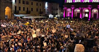 Copertina di Sardine a Rimini, oltre 7mila persone in piazza Cavour: la folla intona ‘Romagna mia’