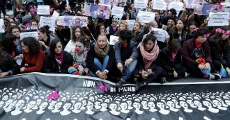 Copertina di I nomi delle vittime sui cartelli: migliaia di donne in piazza