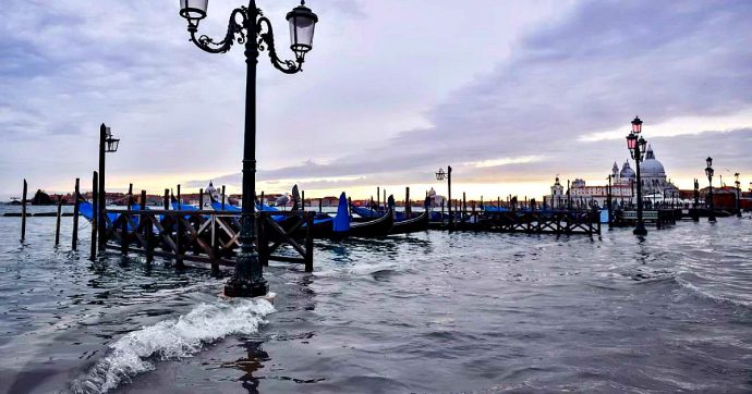 Venezia, tra acqua alta e allarmismo il turismo è in picchiata: disdette al 45%