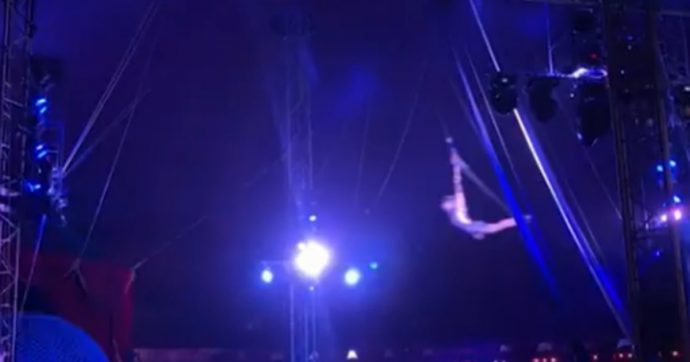 Acrobata scivola dalla sua imbracatura durante lo spettacolo e fa un volo di 9 metri