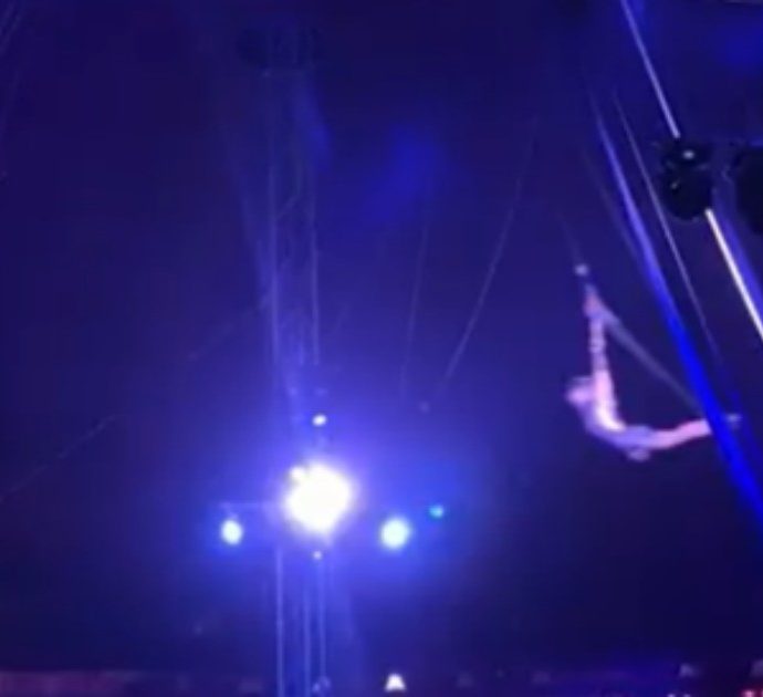 Acrobata scivola dalla sua imbracatura durante lo spettacolo e fa un volo di 9 metri