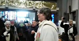 Copertina di Pistoia, Don Biancalani fa cantare Bella Ciao in chiesa al termine della messa