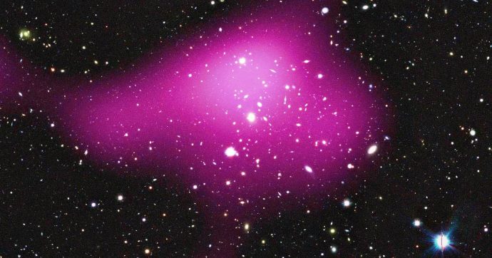 Materia oscura, c’è una quinta forza nella Natura? L’ipotesi degli scienziati sulla misteriosa particella X17