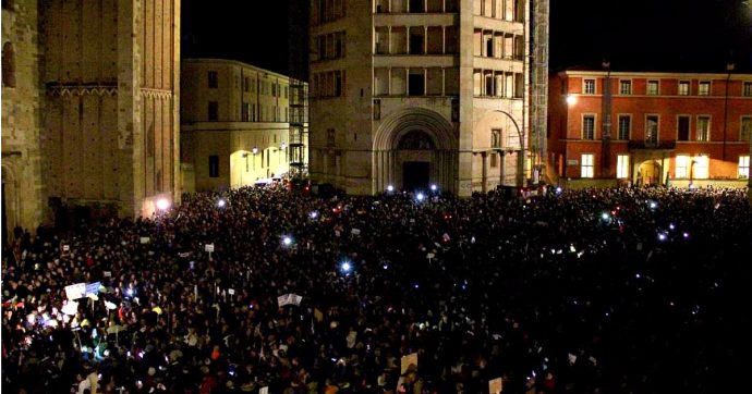 Parma, le Sardine invadono piazza Duomo senza simboli di partito. Il sindaco Pizzarotti: “Benvenute, siete diecimila”