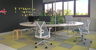 Copertina di Coronavirus, il governo raccomanda alle aziende di “promuovere periodi di congedo o ferie”: di cosa si tratta e come funziona