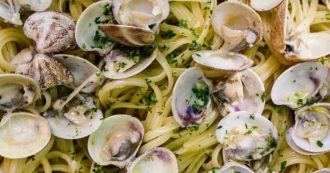 Copertina di Cinquanta intossicati per aver mangiato vongole crude nel ristorante stellato, lo chef Marco Sacco: “Avrò servito oltre tremila piatti come quello”