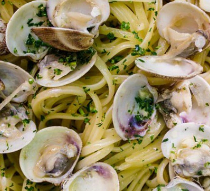 Cinquanta intossicati per aver mangiato vongole crude nel ristorante stellato, lo chef Marco Sacco: “Avrò servito oltre tremila piatti come quello”