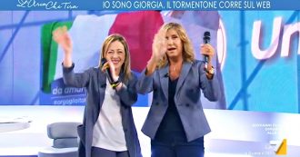 Copertina di Meloni canta e balla insieme a Myrta Merlino il tormentone “Io sono Giorgia”: critiche sui social