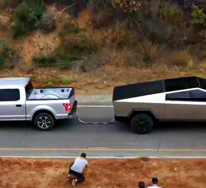 Tesla vs Ford, la sfida di potenza tra le due auto fa discutere: il giallo nel video da 13 milioni di clic