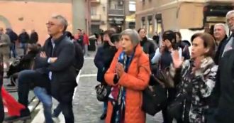 Copertina di Salvini a Civitavecchia, gruppo di cittadini lo contesta e canta Bella Ciao