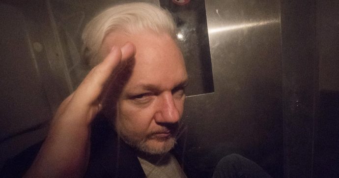 Copertina di “Assange rischia la vita dietro le sbarre”
