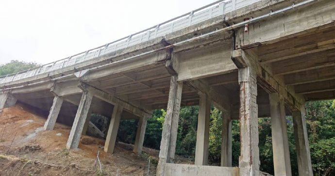 La frana accanto al viadotto spezzato non è ancora ferma