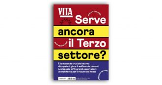 Copertina di Vita, il magazine del no-profit fondato da Riccardo Bonacina compie 25 anni. “Ora serve la consapevolezza dell’urgenza di cambiare”