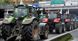 Copertina di Parigi, mille trattori invadono gli Champs-Elysées. La protesta degli agricoltori per le difficoltà economiche: “Macron rispondici” – FOTO