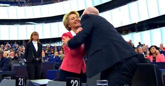 Copertina di Commissione von der Leyen, il Parlamento europeo vota a favore: la presidente emozionata abbraccia i commissari