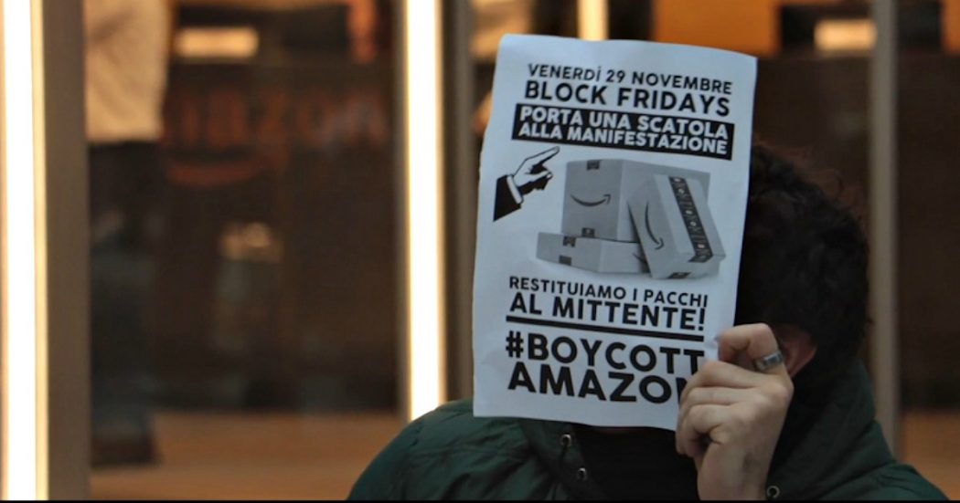 Milano, protesta di Fridays for future davanti a sede di Amazon: “Dietro prezzi bassi, c’è sfruttamento di lavoratori e di risorse”