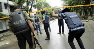 Copertina di Bangladesh, condannati a morte 7 estremisti islamici: accusati di essere i responsabili della strage del 2016 in cui morirono 9 italiani