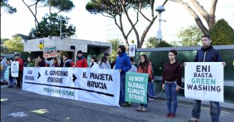 Copertina di Ambiente, attivisti si incatenano davanti al palazzo dell’Eni a Roma: “Azienda continua a puntare su gas e petrolio”