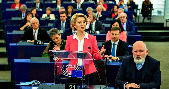 Commissione Von der Leyen, Parlamento Ue dà il via libera con 461 sì: meglio di Juncker. Gruppo M5s si spacca: 10 sì, 2 no e 2 astenuti