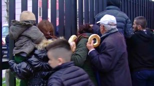 Copertina di Terremoto in Albania, calca di persone in fila per il pane allo stadio di Durazzo: le immagini