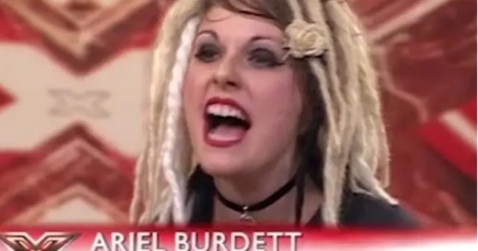 Ariel Burdett morta, l'aspirante concorrente di X Factor famosa per il  litigio con i giudici è stata accoltellata alla gola - Il Fatto Quotidiano