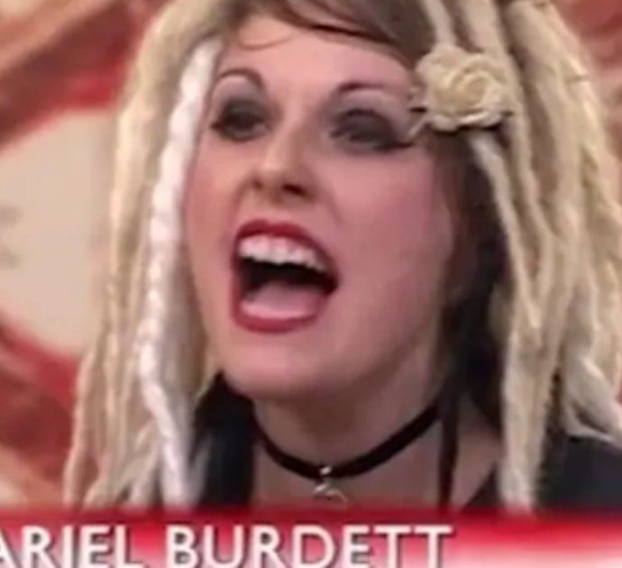 Ariel Burdett morta, l’aspirante concorrente di X Factor famosa per il litigio con i giudici è stata accoltellata alla gola