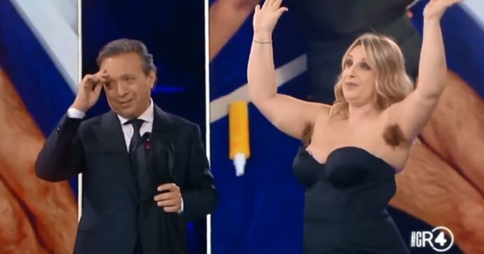 La repubblica delle donne, Katia Follesa imbarazza Piero Chiambretti: si toglie la giacca e mostra i folti peli sotto le ascelle