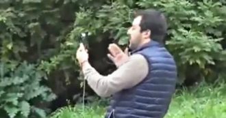 Copertina di Salvini, Raggi filma il leader della Lega mentre fa una diretta Facebook: “Si ritrova a parlare da solo…”