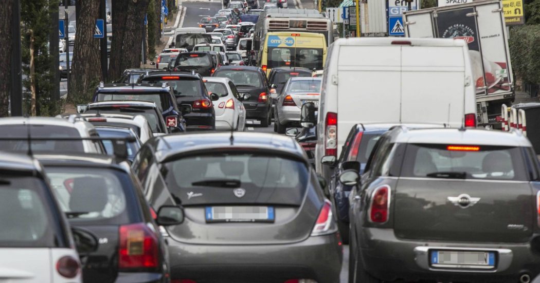 Roma è la seconda città al mondo per ore perse nel traffico, Milano settima: la classifica Inrix