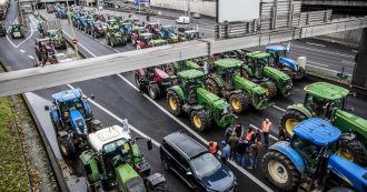 Copertina di Migliaia di trattori alle porte di Parigi: tocca ai gilet verdi assediare il governo