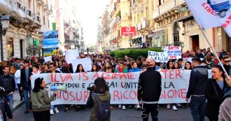 Copertina di Taranto, i giovani dei Fridays for Future in piazza coi lavoratori ex Ilva: “Basta saccheggi da parte delle multinazionali, battaglia per l’Italia”