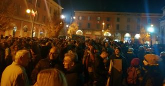 Copertina di Piacenza, duemila sardine in piazza Duomo: ‘Non è finita, ci saremo anche dopo le elezioni’
