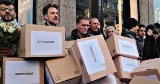 Milano, blitz dei manifestanti di Fridays for future contro Amazon. Pacchi davanti al negozio: “No a modello economico basato su sfruttamento”