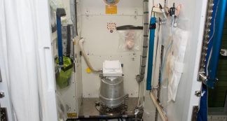 Copertina di Si rompono tutti i bagni sulla Stazione Spaziale internazionale dove c’è Luca Parmitano, la Nasa agli astronauti: “Usate i pannoloni”