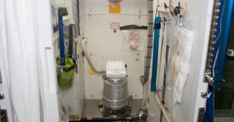 Copertina di Si rompono tutti i bagni sulla Stazione Spaziale internazionale dove c’è Luca Parmitano, la Nasa agli astronauti: “Usate i pannoloni”