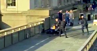 Copertina di Londra, accoltella i passanti sul London Bridge: 2 morti e diversi feriti. Polizia spara e uccide l’aggressore. “Aveva finto giubbotto esplosivo”