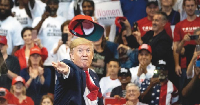 Copertina di Il “vizietto” di Trump: vincere le elezioni con l’aiuto straniero