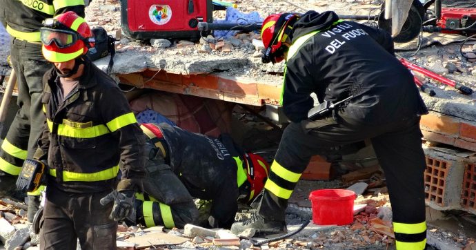 Terremoto Albania, il racconto del pompiere italiano: “La gente ci ferma, ci ringrazia, ci offre cibo e regali. E continua ad avere paura”