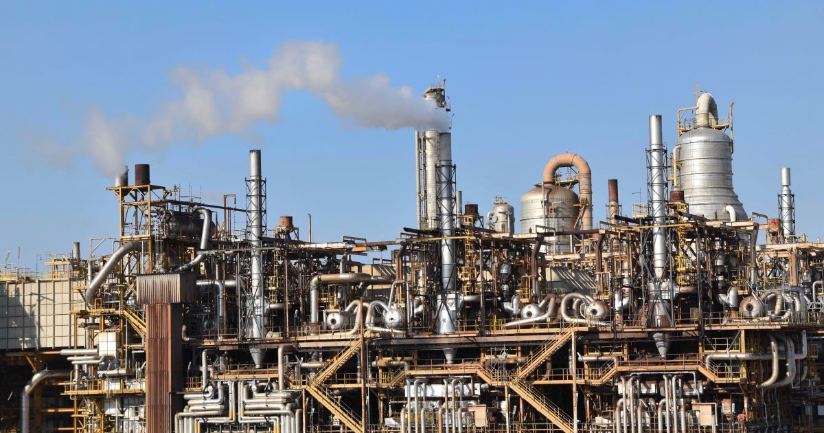 Eni, Greenpeace boccia il piano di decarbonizzazione: “Inadeguato rispetto all’Accordo di Parigi. Si pensa al gas, ma servono rinnovabili”