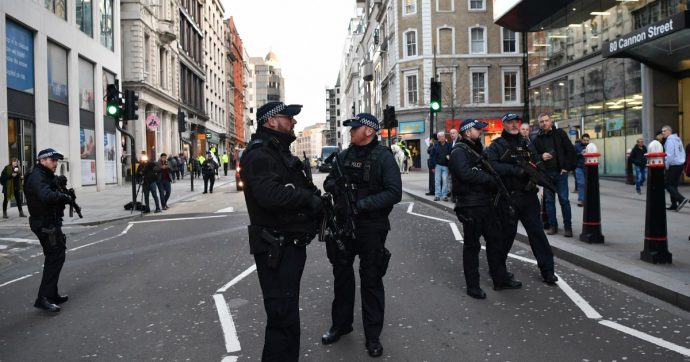 Londra, l’attentatore è 28enne con precedenti per terrorismo. Era in libertà vigilata dal 2018
