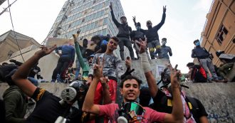 Copertina di Dopo 400 morti il governo cede alla crisi