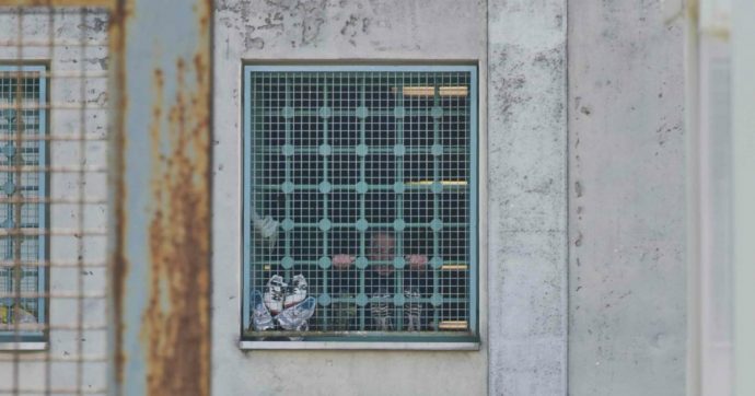 Coronavirus, un drone con sei cellulari atterra nel carcere di Secondigliano. Penitenziaria: “Flusso di telefoni non viene contrastato”