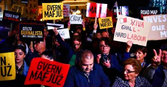 Copertina di Malta, parlamentari bloccati in Parlamento dai manifestanti che chiedono dimissioni immediate del premier Muscat