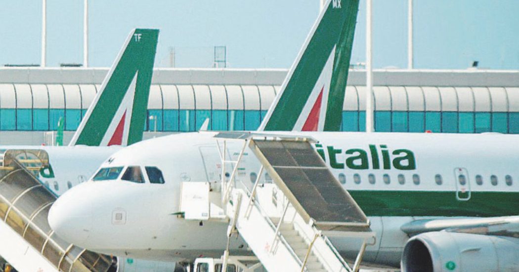 Alitalia, si riparte da zero: altri soldi ma anche i tagli Alitalia, si riparte da zero: altri soldi ma anche i tagli