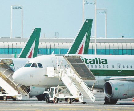 Copertina di Alitalia, si riparte da zero: altri soldi ma anche i tagli